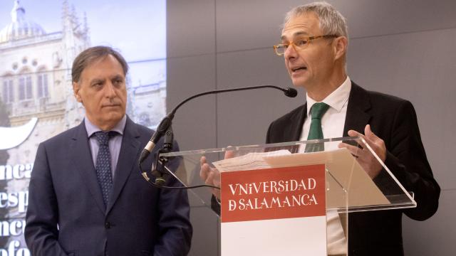 El alcalde de Salamanca, Carlos García Carbayo, y el rector, Ricardo Rivero, en la clausura de la jornada sobre Iberofonía en el CIE