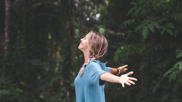 Imagen de archivo de una mujer en la naturaleza.