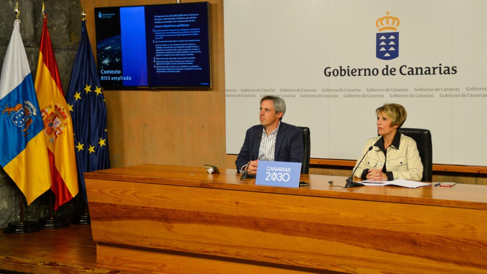 La consejera de Economía, Empleo y Conocimiento, Elena Máñez, y el director de la ACIISI, Carlos Navarro.