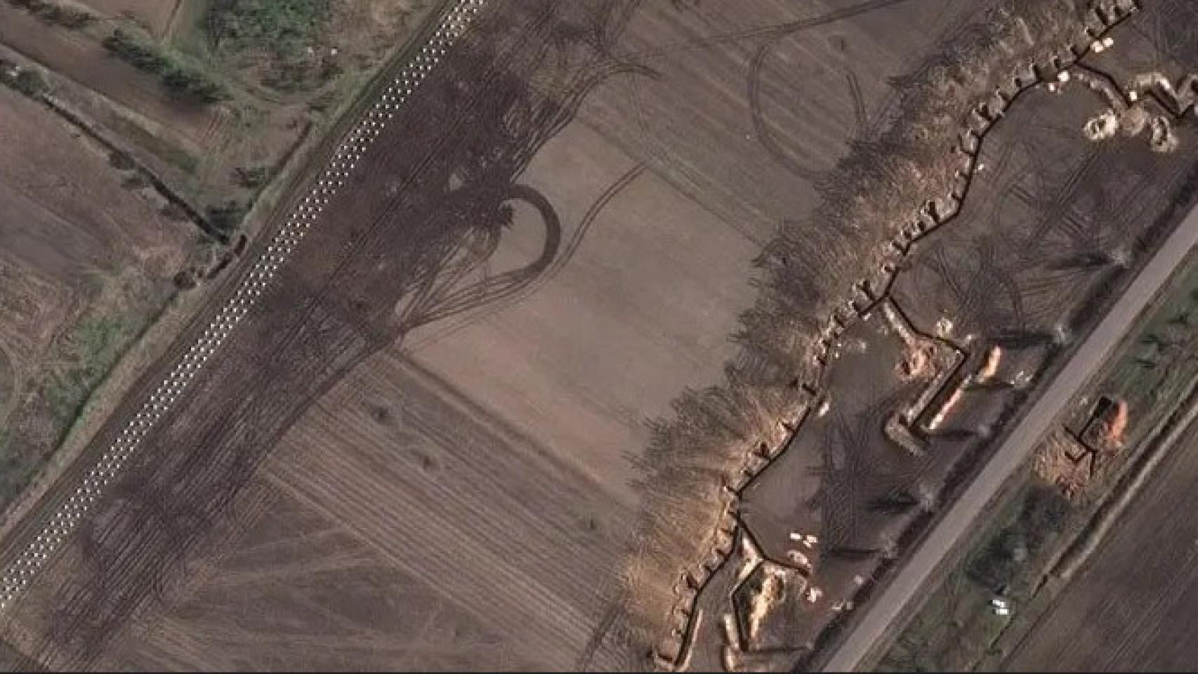 Posiciones defensivas rusas en la autopista M18 que conduce a #Melitopol.