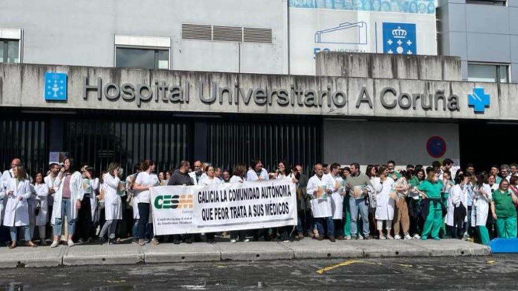 Concentración del CESM ante las puertas del CHUAC.