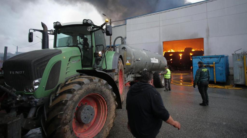 Incendio en una nave industrial en Vilalba (Lugo)