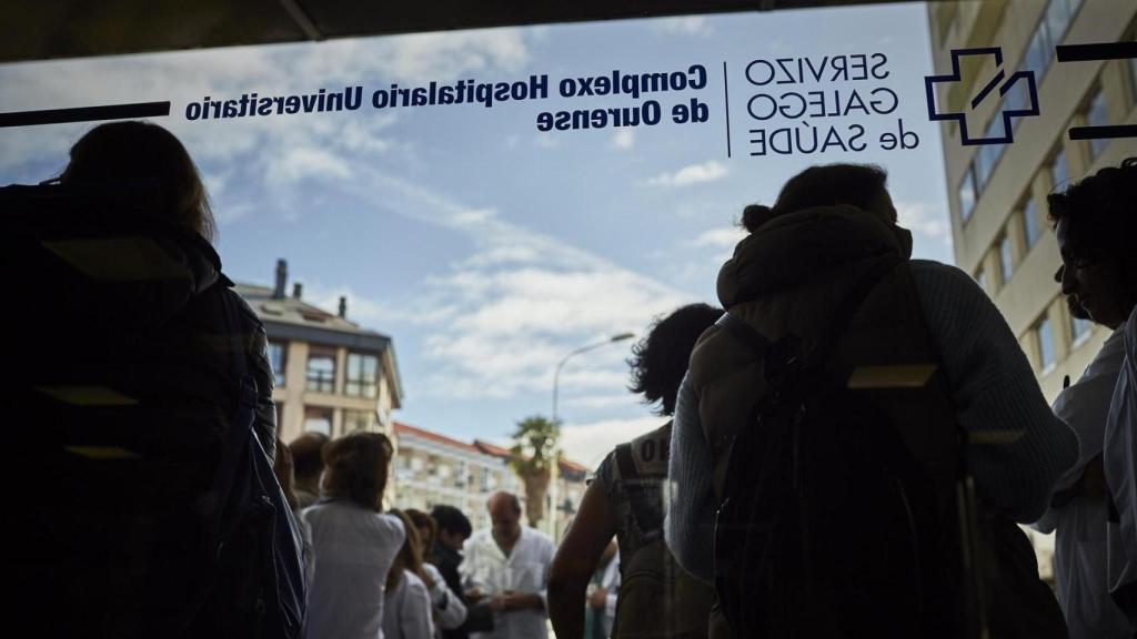 Una señora espera en silla de ruedas en el Complexo Hospitalario Universitario .
