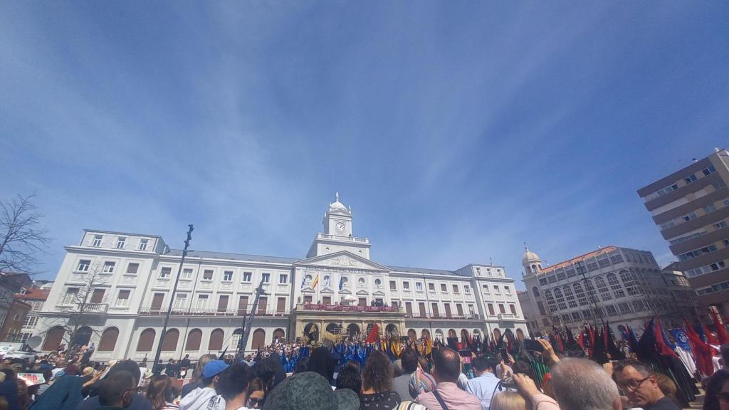 Una concurrida plaza de Armas durante la procesión del Santo Encuentro