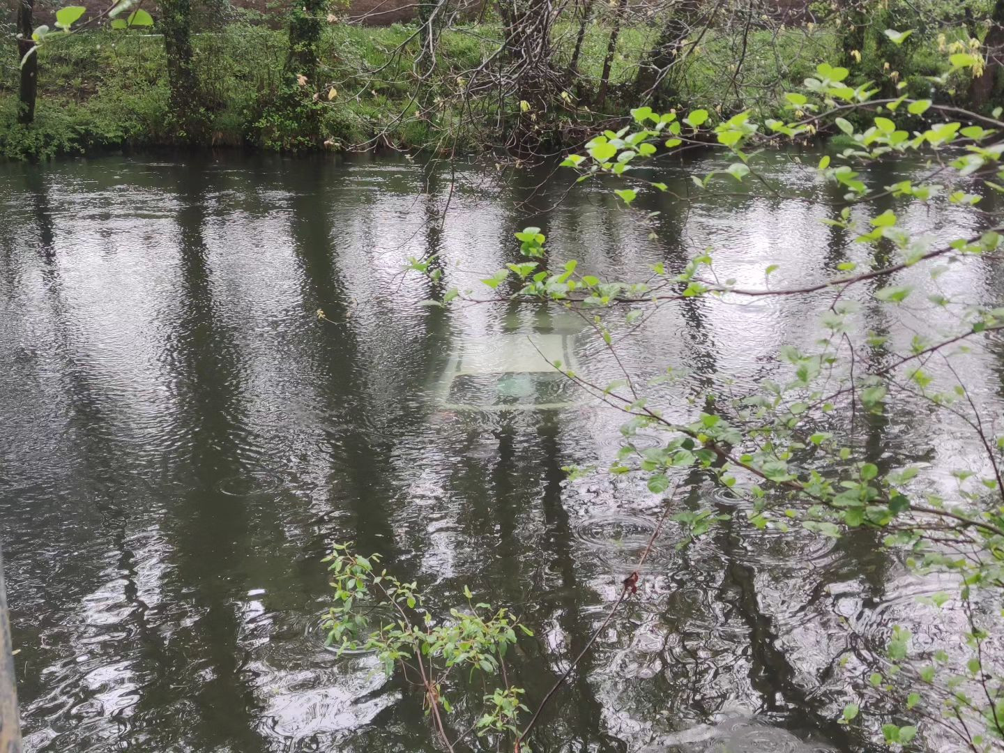 Vehículo accidentado en el río Verdugo. Fotos: Concello de Ponte Caldelas