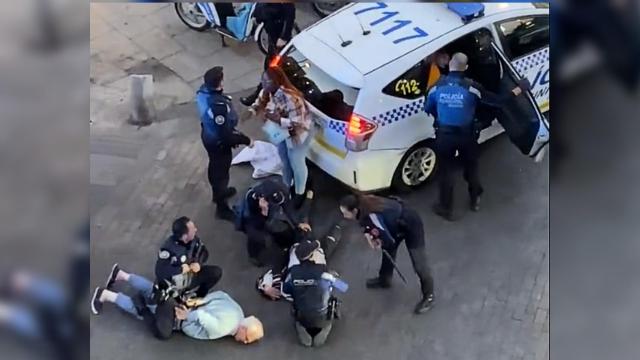 Momento en que los agentes reducen al anciano.