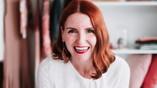 La escritora Paula Amoretti frente a su armario.