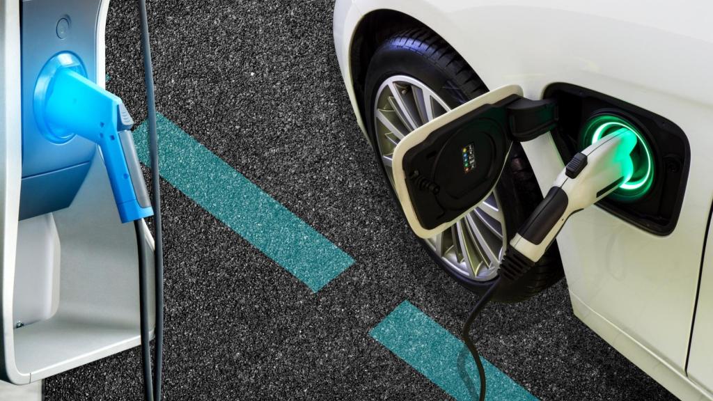 Un coche eléctrico recargando.