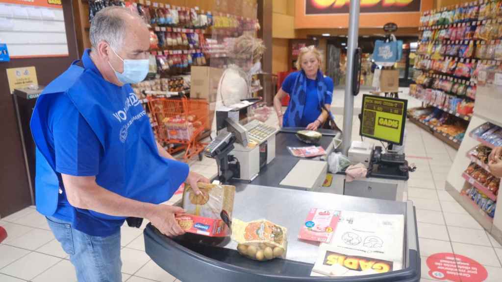 Un voluntario del Banco de Alimentos de Vigo durante el Mayo Solidario de 2022.