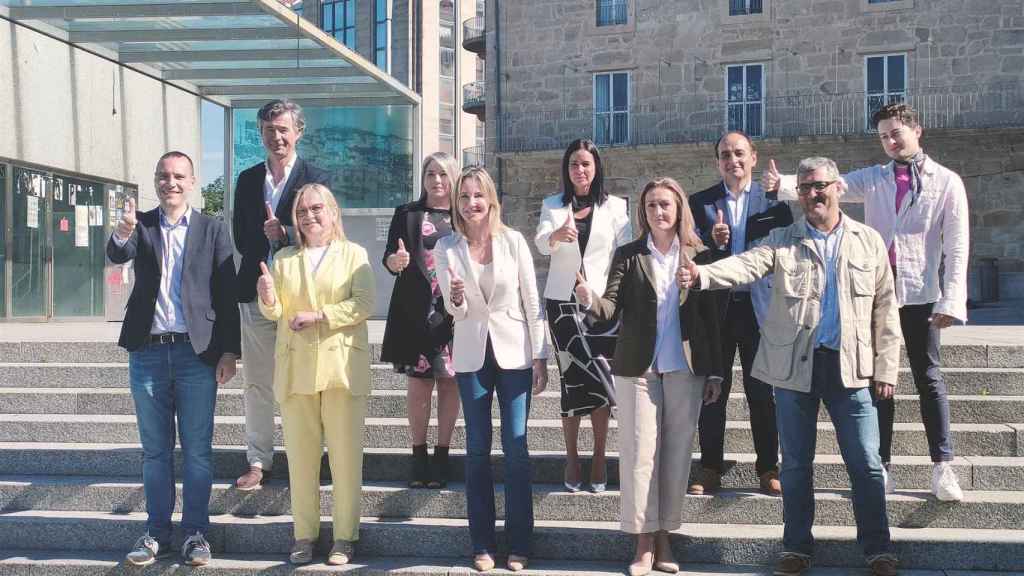 La candidata del PP a la Alcaldía de Vigo, Marta Fernández Tapias, con las primeras personas de su lista electoral.