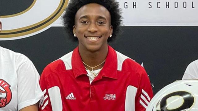 Phil iba a ser becado para asistir a la Universidad después de graduarse el mes siguiente.