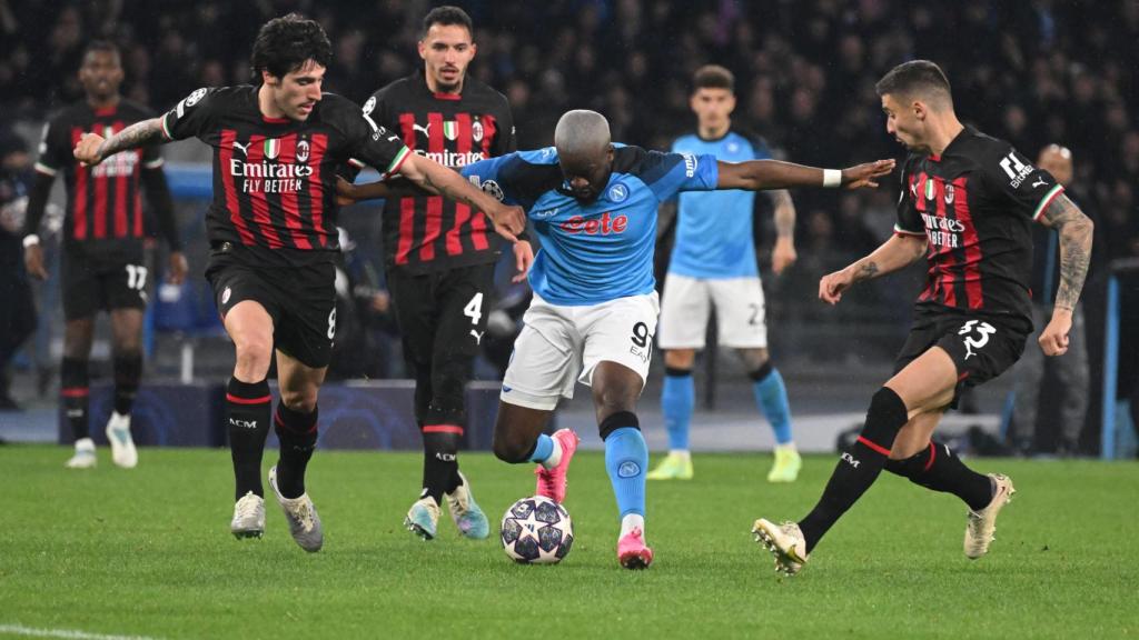 Ndombele se lleva el balón entre jugadores del Milan.