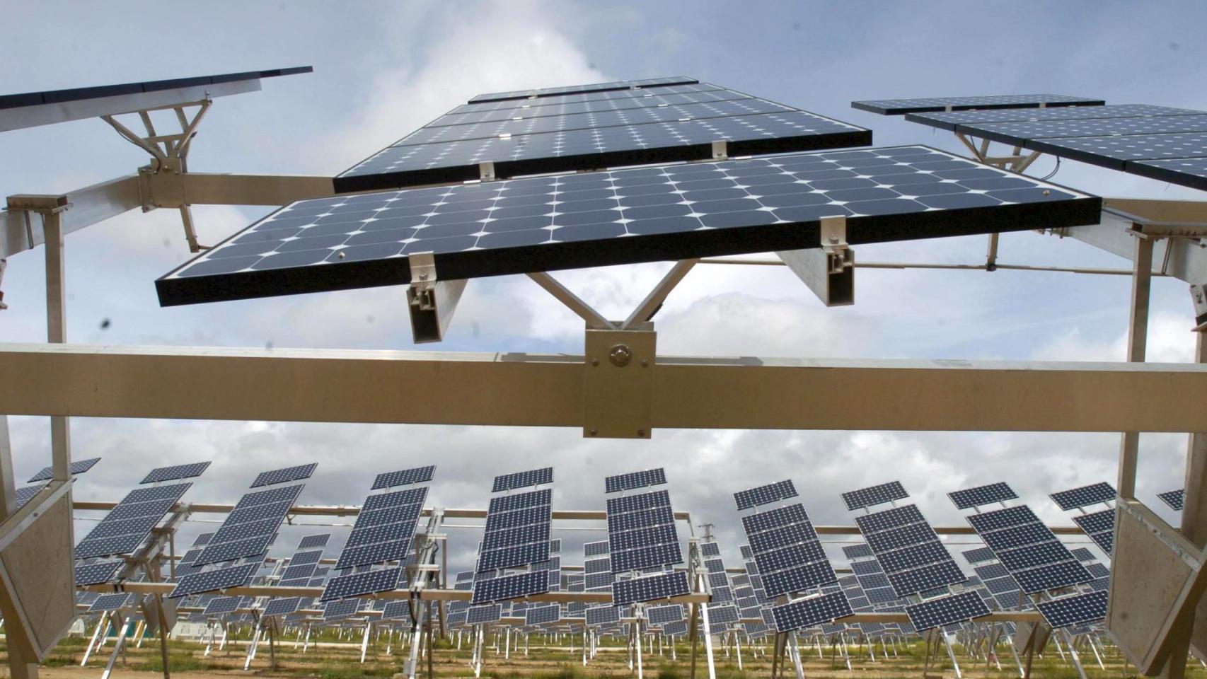 Placas en una planta solar, en imagen de archivo.