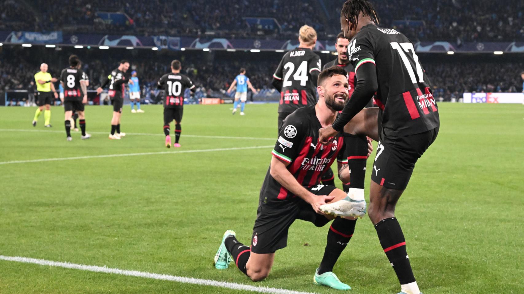 Leao y Giroud celebran el gol del Milan.
