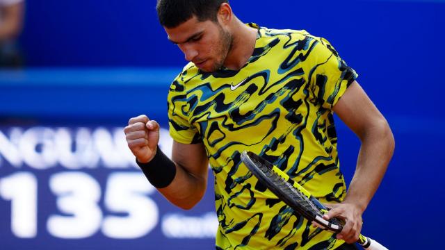 Alcaraz celebra su victoria frente a Borges en la primera ronda del Trofeo Conde de Godó.