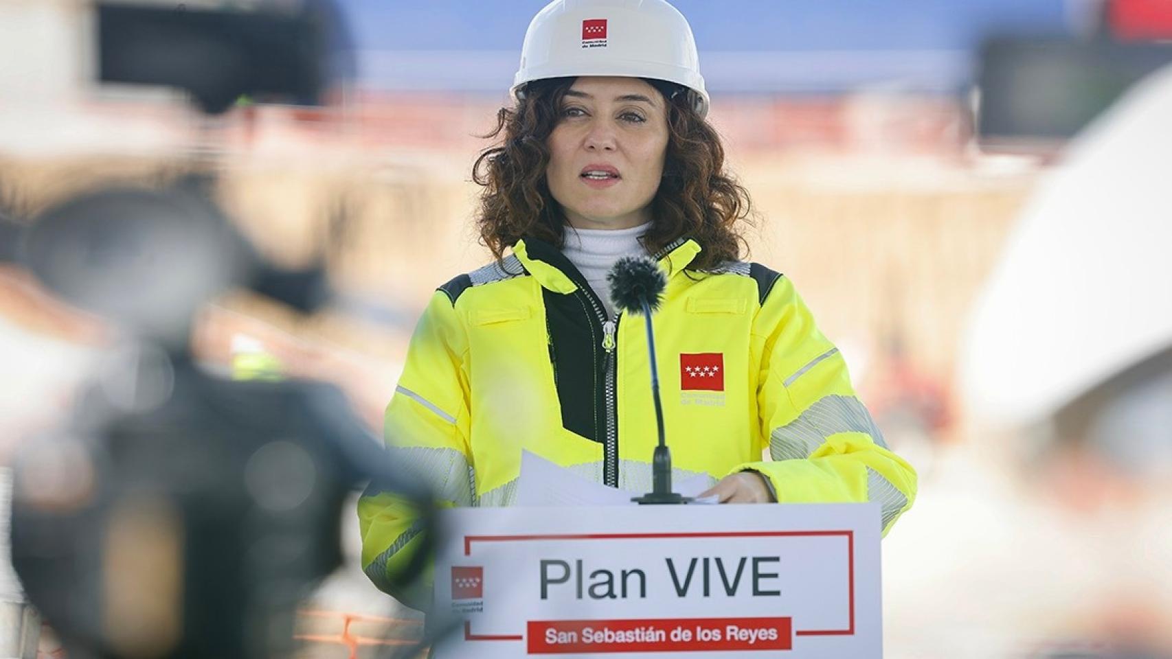 Isabel Díaz Ayuso durante la visita a las obras del Plan VIVE.