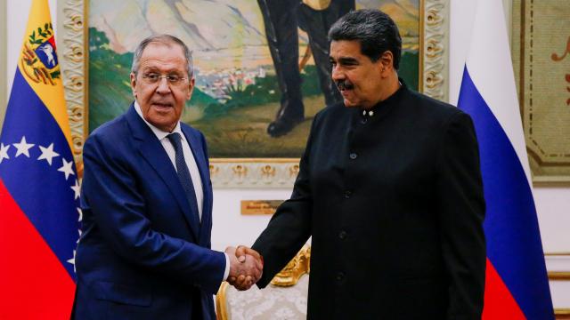 El ministro de Exteriores de Rusia, Serguéi Lavrov, y el presidente de Venezuela, Nicolás Maduro, este martes en Caracas.