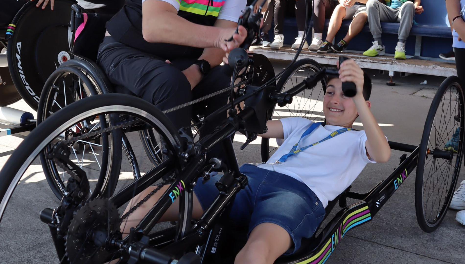 Un alumno prueba una handbike (foto: ENKI)