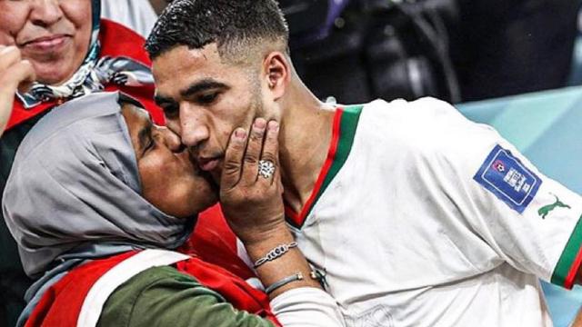 Achraf Hakimi junto a su madre, Saida, en una imagen compartida en su perfil de Instagram.
