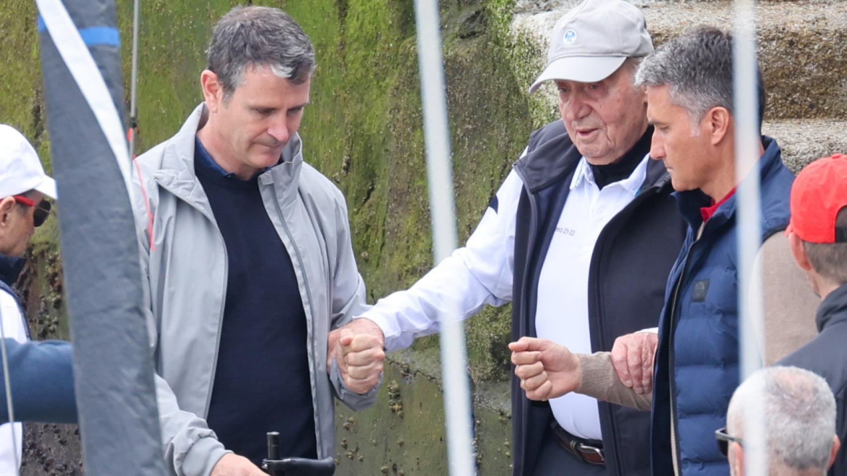 La cruz de 'Mochi', fiel escudero que acompaña a Juan Carlos I en Sanxenxo harto de vivir en Abu Dabi