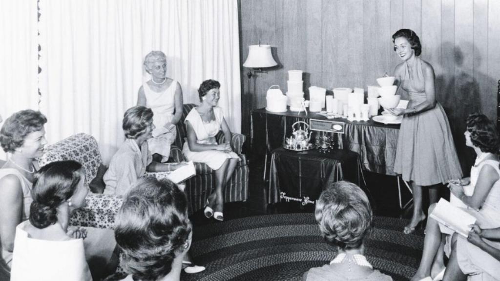 Imagen de una 'Fiesta Tupperware' en la América del siglo pasado.
