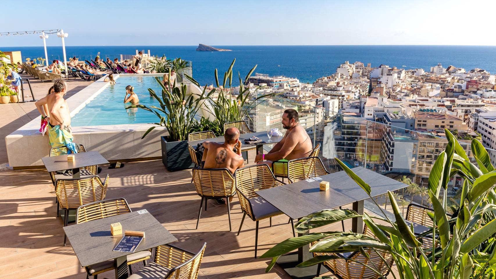 Varios turistas disfrutan de la Costa Blanca alicantina.
