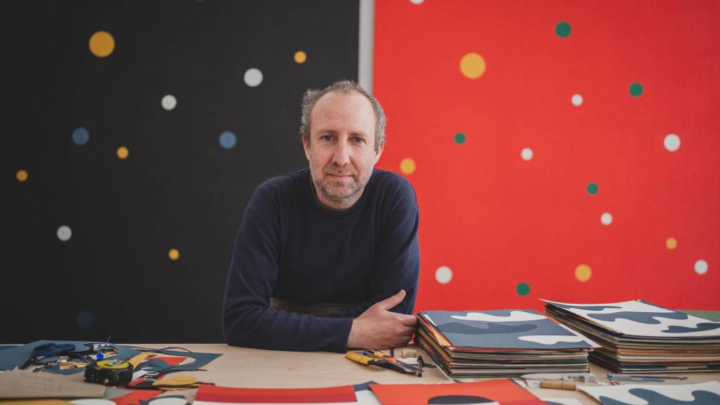 Antonio Ballester Moreno en su estudio de Madrid días antes de la inauguración