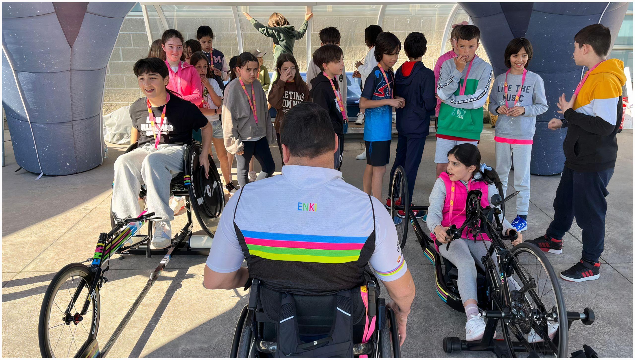 Ángel Plácido coordina la actividad con bicis de mano