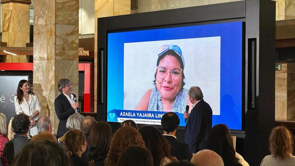 Azaela Yajaira, primera paciente operada gracias a la Fundación Diego González Rivas, en una videollamada con el cirujano durante la presentación de la entidad.