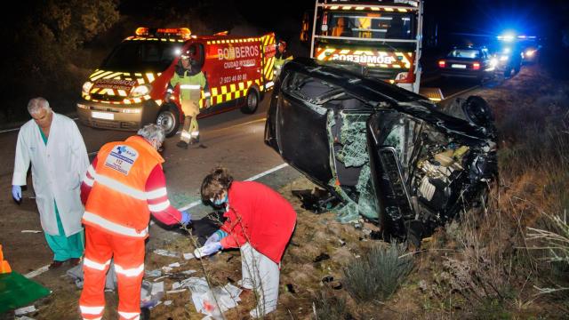 El vehículo en el que viajaban las tres personas tuvo una salida de vía en la carretera SA-324, que une Lumbrales con Ciudad Rodrigo.