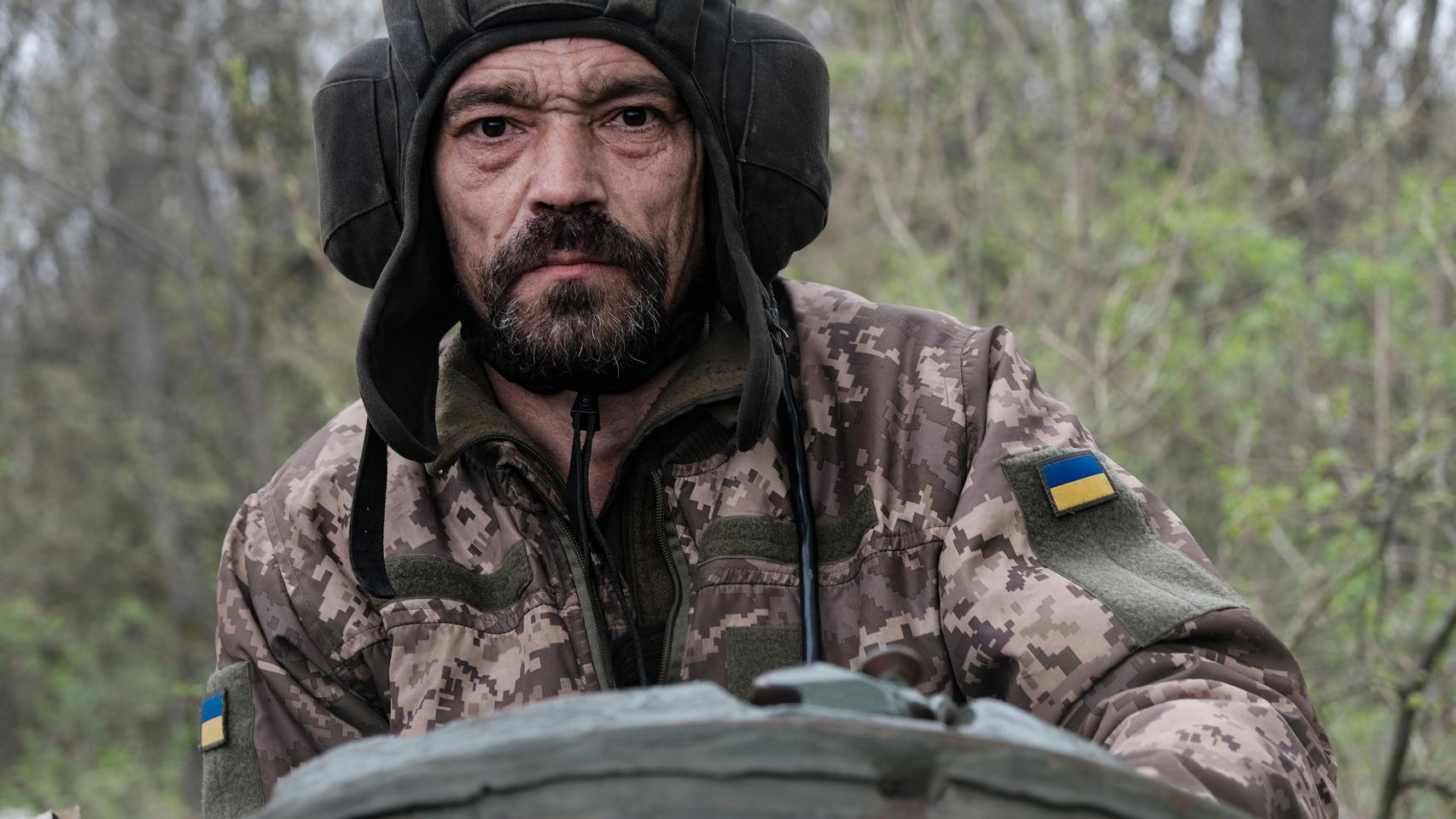 Sergey, artillero de un carro de combate T-64, saliendo de la pieza.