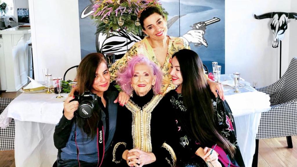 Beatriz, Belén y Sara González, integrantes de Greta y los Garbo junto a su madre, Sara Blanco