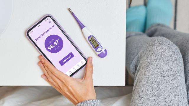 Una mujer con su aplicación para calcular sus días fértiles.