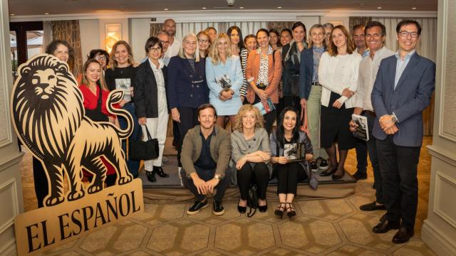 Cruz Sánchez de Lara y Rafael Tarradas, junto a su editora y los suscriptores de EL ESPAÑOL