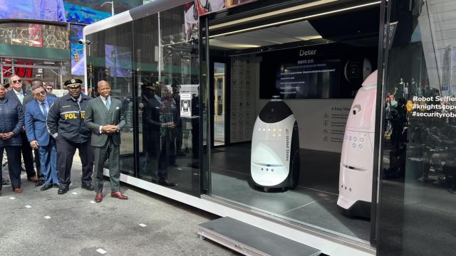El alcalde de Nueva York, Eric Adams, presentnado los robots de Kinghtscope.