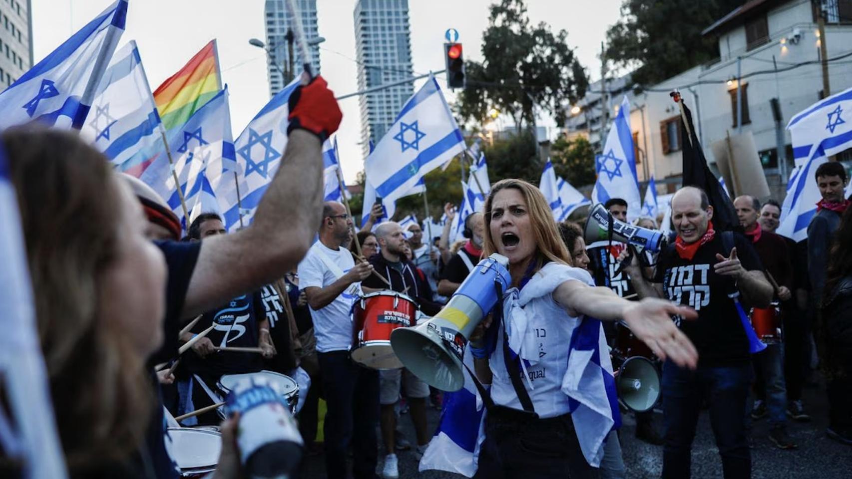 Ciudadanos israelíes protestan contra las reformas judiciales de Benjamin Netanyahu.