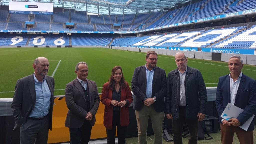 Representantes de las federaciones española, portuguesa y gallega, junto a la alcaldesa de A Coruña en Riazor.
