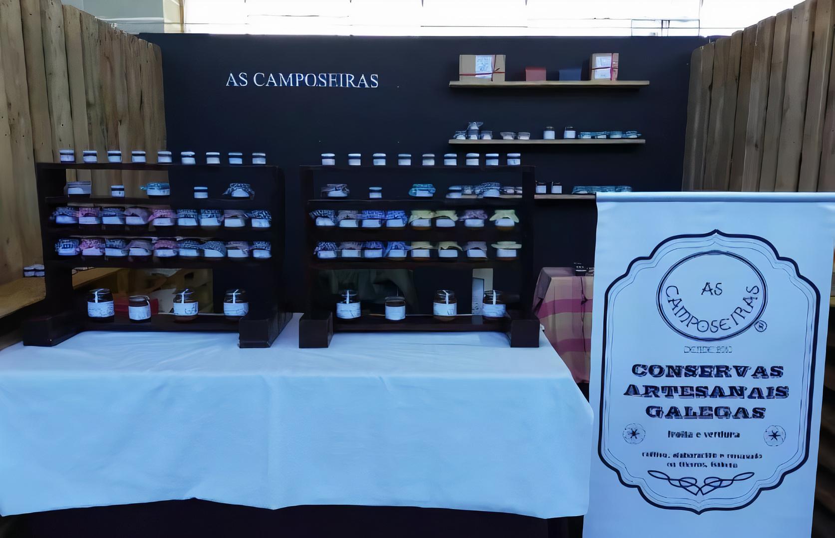 Stand de As Camposeiras en un mercado (Cedida).