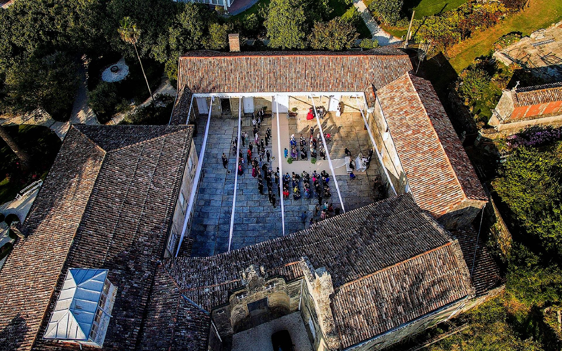 Vista aérea del pazo y el hórreo a su derecha. Foto: Pazo da Golpelleira