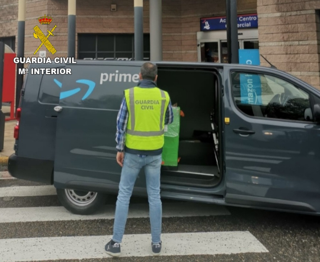 Furgoneta de reparto en la que se cometieron los robos. Foto: Guardia Civil