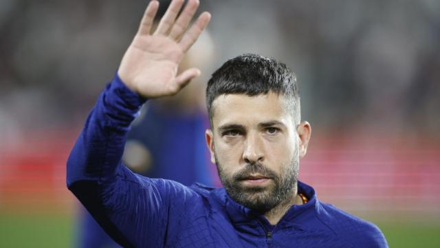 Jordi Alba, saludando a los aficionados del Barça