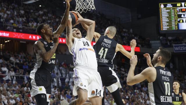 Deck realiza una entrada a canasta frente al Partizán.
