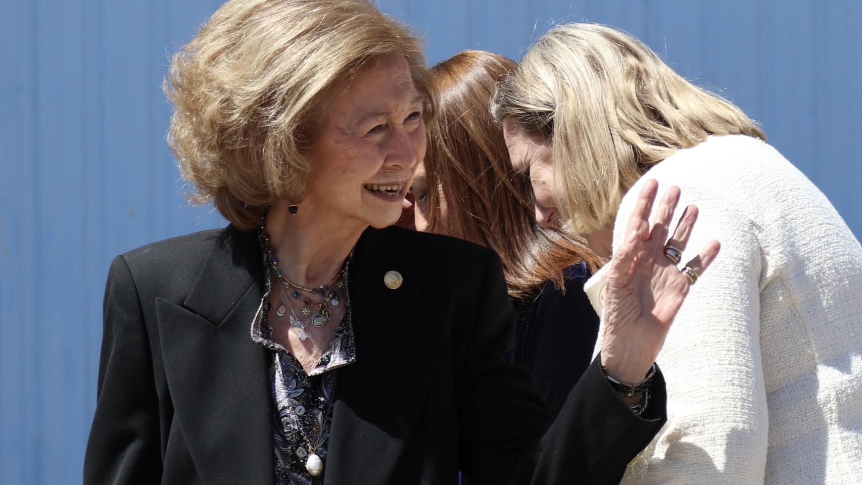 La reina Sofía visita el Banco de Alimentos de Zamora.
