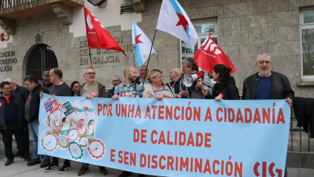 Protesta de la CIG delante de la Delegación del Gobierno.