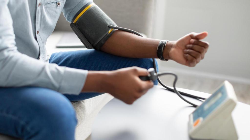 Un paciente se toma la tensión en una imagen de archivo