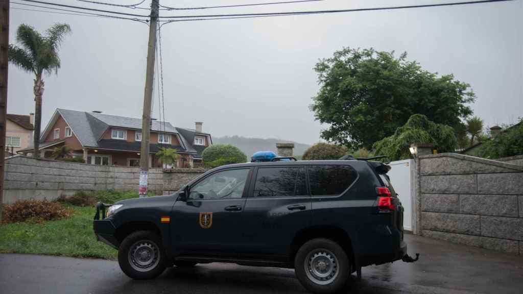 Agentes del Equipo contra el Crimen Organizado (ECO) de la Guardia Civil trabajan en un amplio operativo contra el narcotráfico en Galicia.