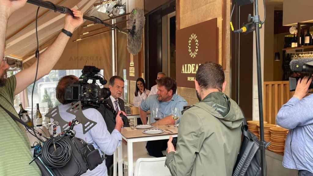 Abel Caballero con el chef James Martin en la terraza de la Aldeana durante la grabación del programa.
