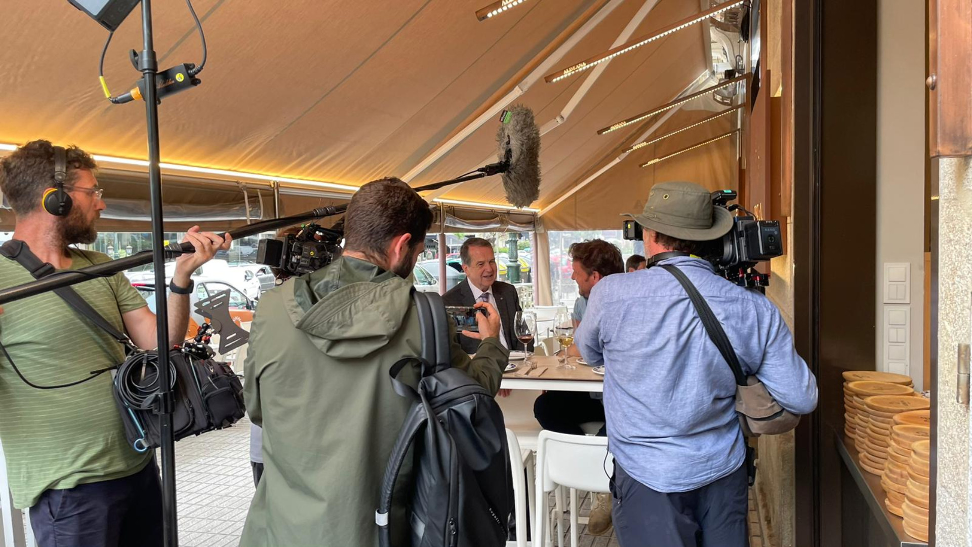 Caballero y el chef James Martin durante la grabación en La Aldeana. Fotos: Treintayseis