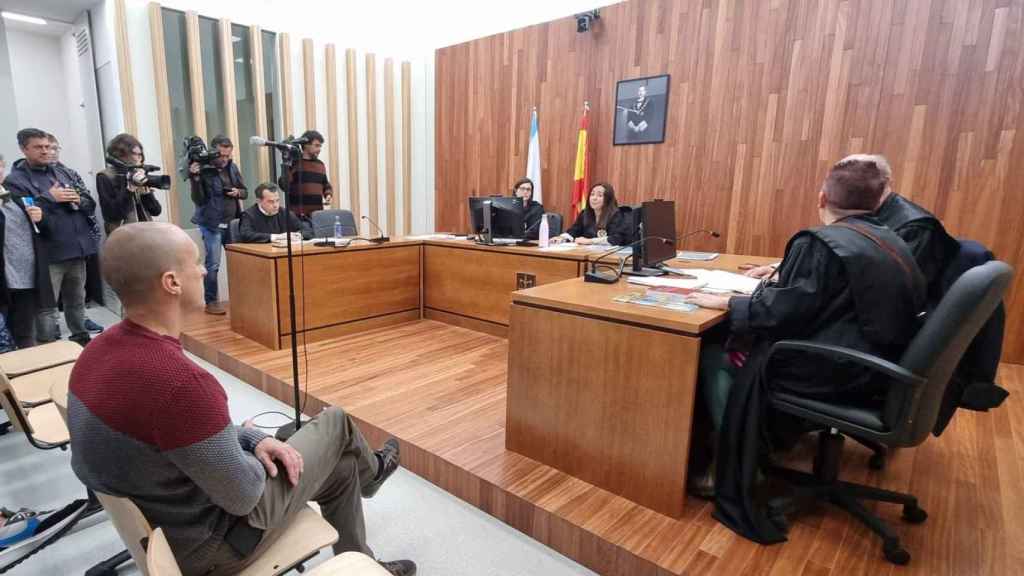 El policía de Vigo investigado por supuesta violación reconoce un encuentro casual pero niega amenazas.