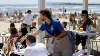 El contundente mensaje que lanzan los hosteleros de Málaga a los jóvenes: "Un camarero gana unos 1.500 euros"
